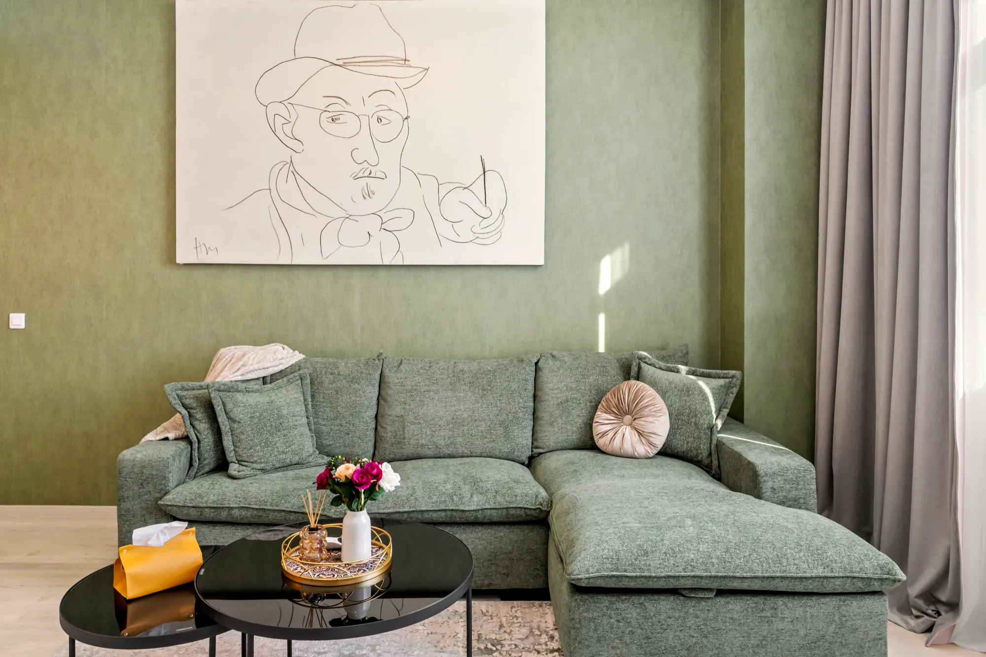 Living luminos într-un apartament YamaLuxe din București